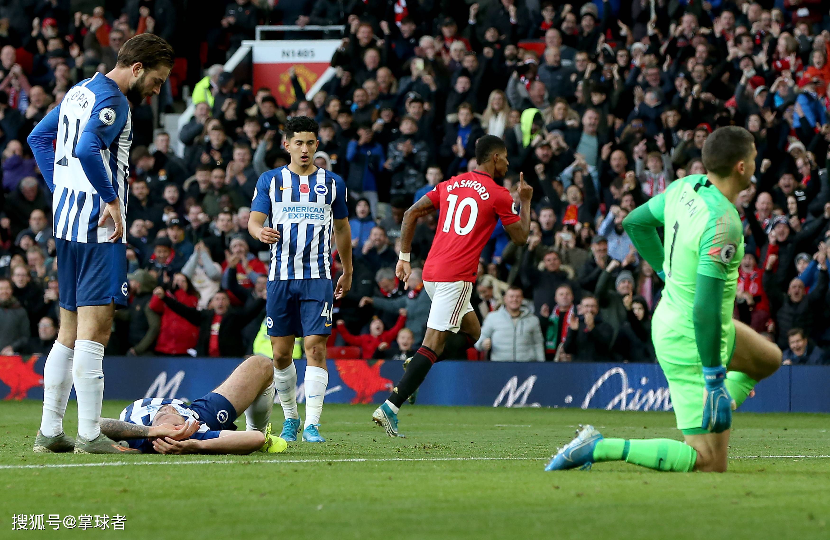 一小型飞机在巴西圣保罗坠毁 伤亡暂不明.